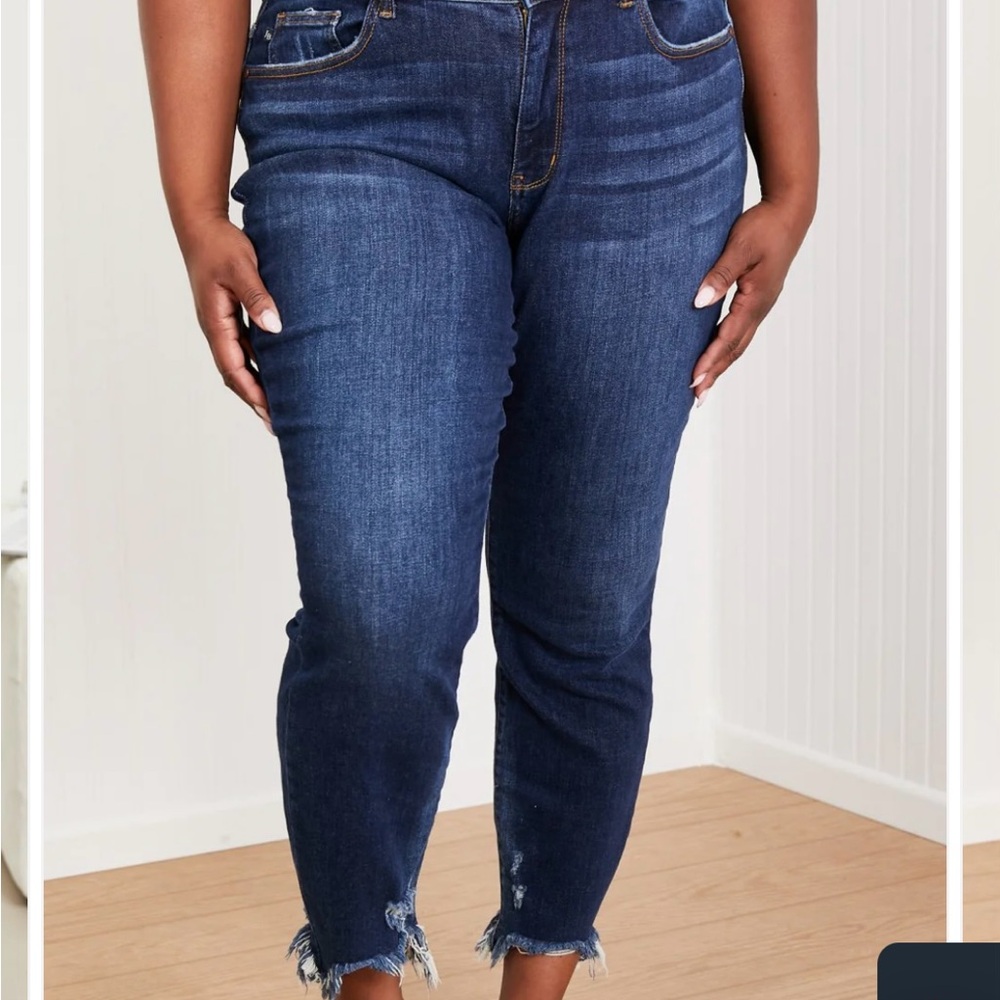 Judy Blue Shark Bite
Ankle Jeans